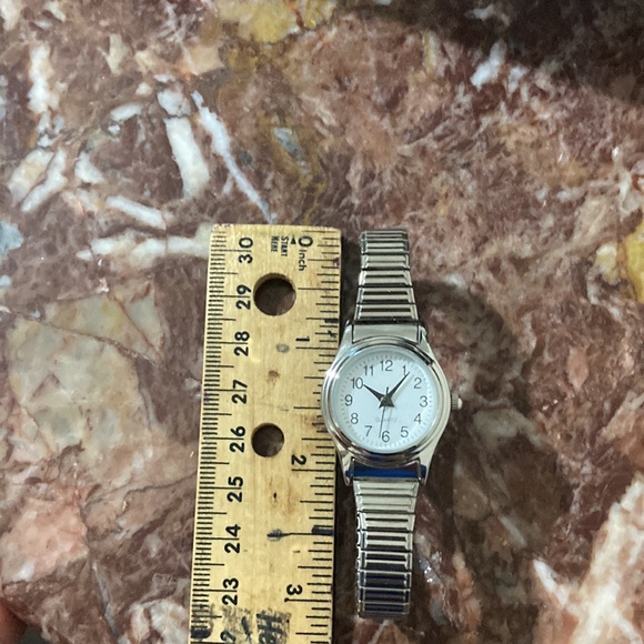 New Silver-Colored Expandable Quartz Watch, Battery Operated - Picture 7 of 13